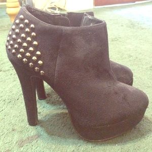 Black and gold Stoned high closed toed heels 👠