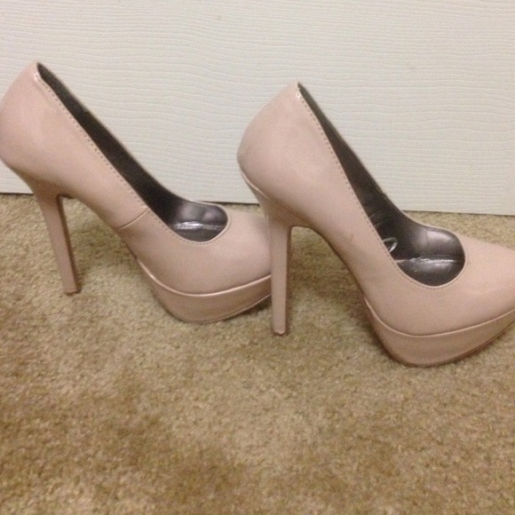 Nude pumps