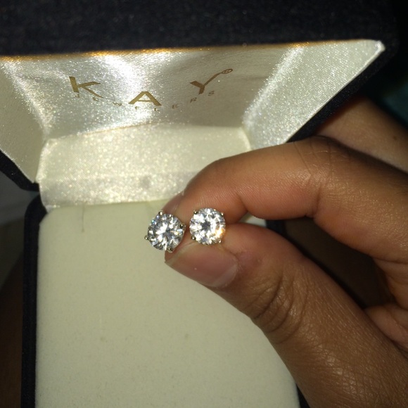 Diamond studs - Picture 2 of 3