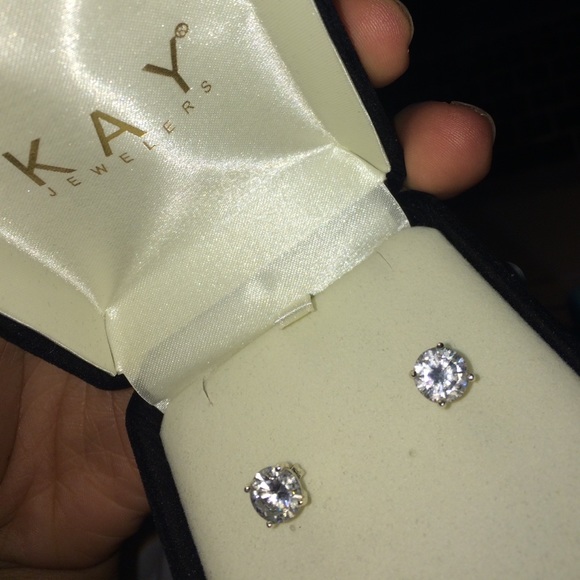 Diamond studs - Picture 3 of 3