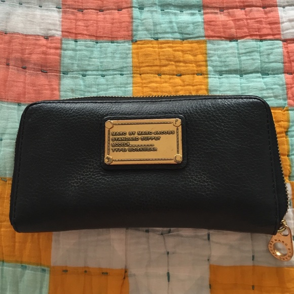 Marc Jacobs zippy wallet