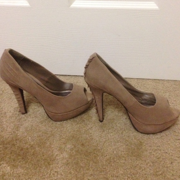 Tan suede pumps