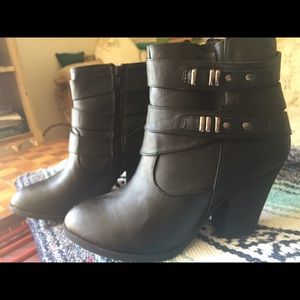 Adorable black boots Size 8/8.5 ~NEW WITHOUT TAGS~