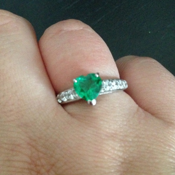 Sterling silver (925) simulated emerald ring