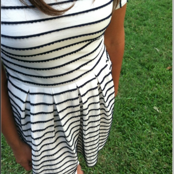Anthropologie Scalloped Stripes Dress - Picture 4 of 4