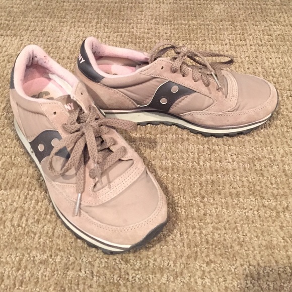 Light brownish tan saucony sneakers