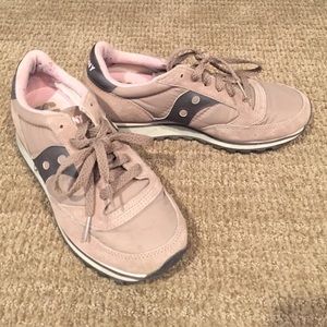 Light brownish tan saucony sneakers