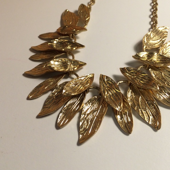 Golden leaf necklace - Picture 2 of 3