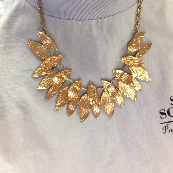 Golden leaf necklace - Picture 3 of 3