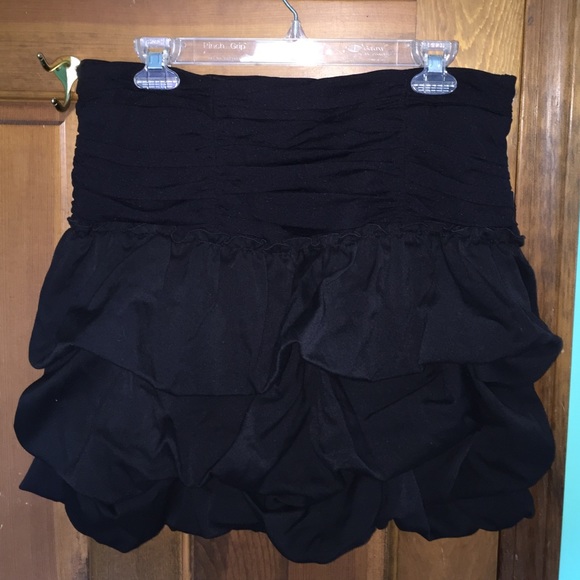 NWOT Black puff skirt
