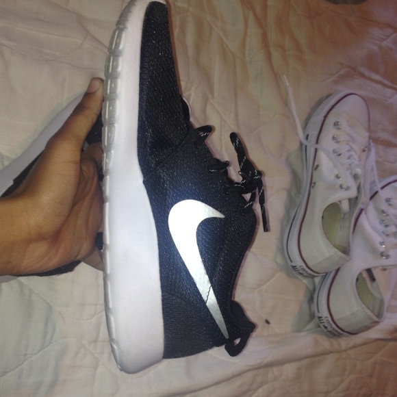 Nike Roshes - Picture 3 of 3