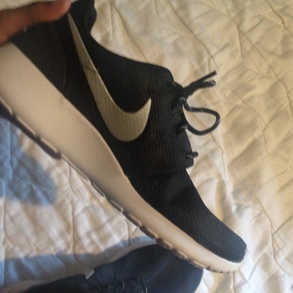 Nike Roshes - Picture 2 of 3
