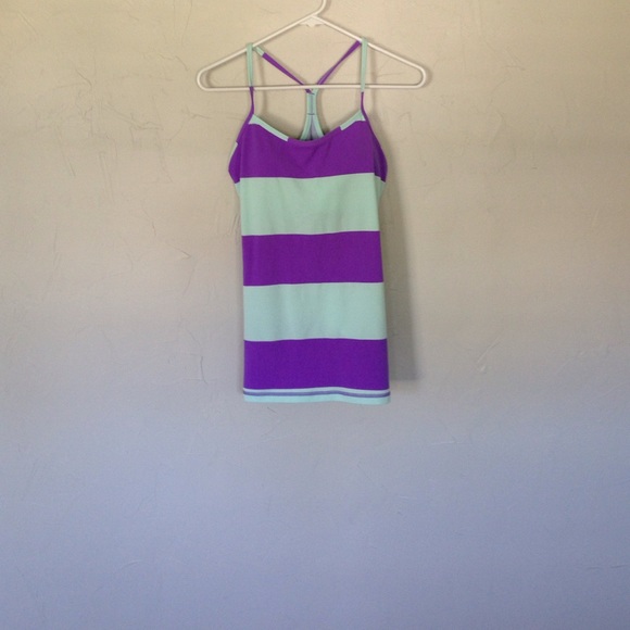 Nwot power y Lululemon top w/built in bra