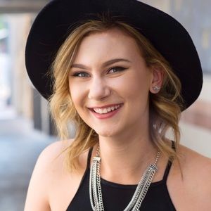 Meet your Posher, Olivia