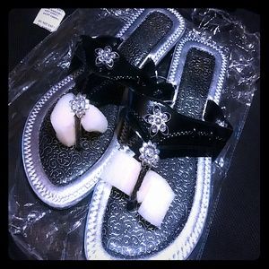 🆕💥Beautiful Design sandles w/ flowers