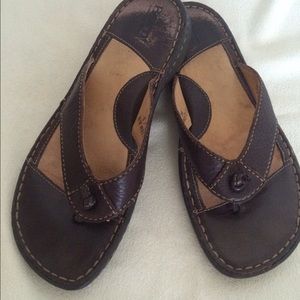 leather flip flops by Børn