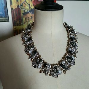 Collar statement piece