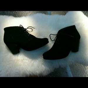 BELLA VITA Keira Chukka Bootie Black Suede