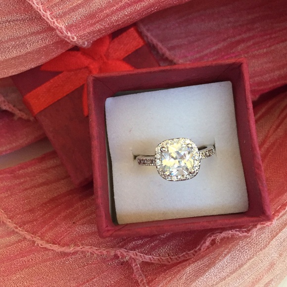 Gorgeous costume jewelry ring