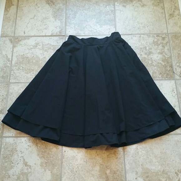 Essential elegance skirt in black