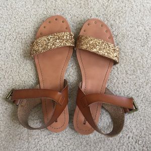 Pre-LOVED Mossimo tan/glitter gold sandals in Sz 8