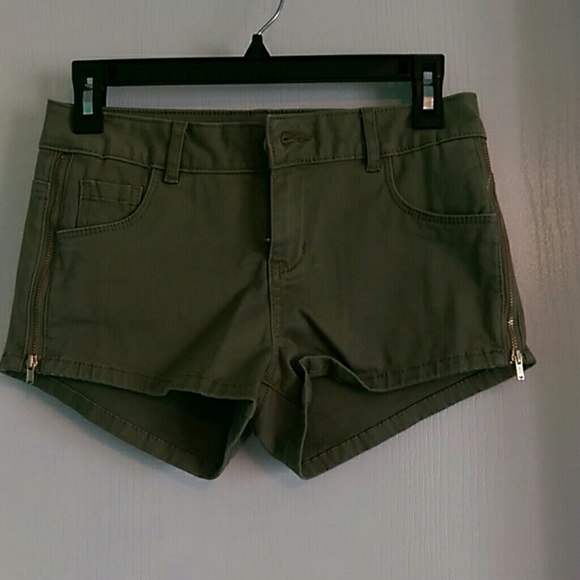 Refuge Green short