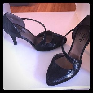 Moda black snakeskin print heels