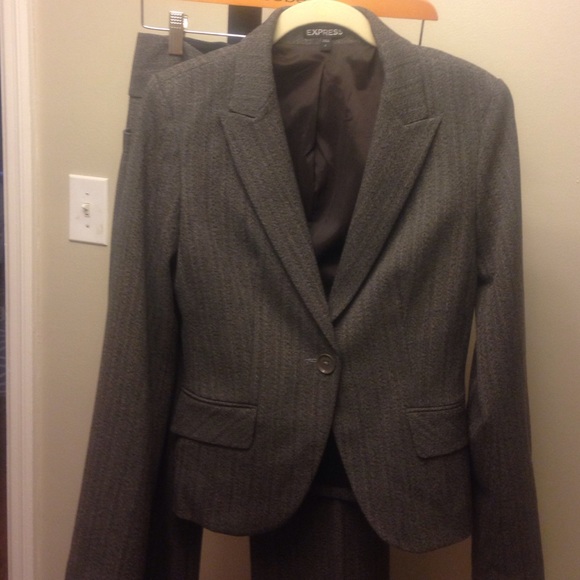 🎈Beautiful barely worn suit!! Must have!