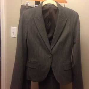 🎈Beautiful barely worn suit!! Must have!