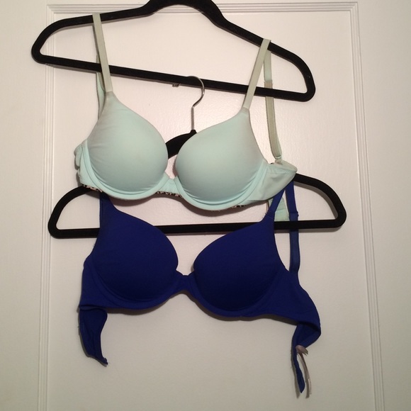 2 Victoria's Secret pink T-shirt push-up bras 32C