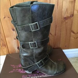 Gee WaWa boots. Olive green. Size 9