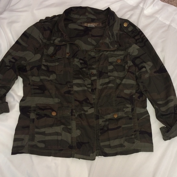 WORN TWICE women's camo jacket from ZUMIES
