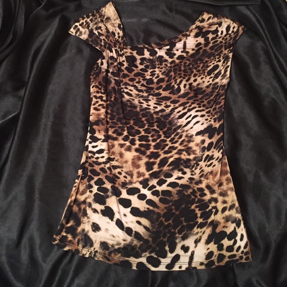 Cache leopard sleeveless top