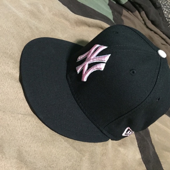 black and pink NY Yankees fitted cap