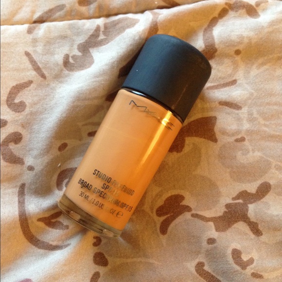 MAC Studio fix fluid foundation