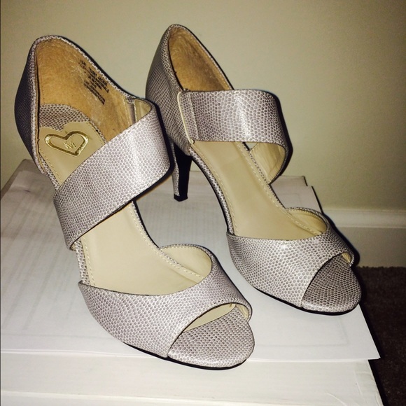 Snakeskin grey heels
