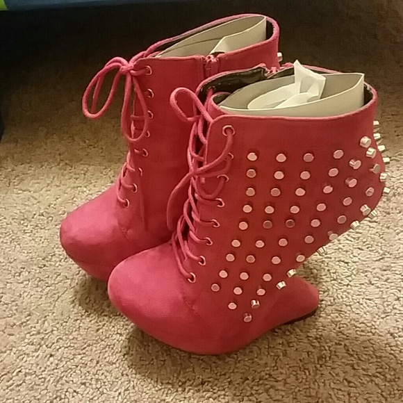 Pink heelless wedges
