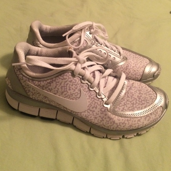 White nike free runs