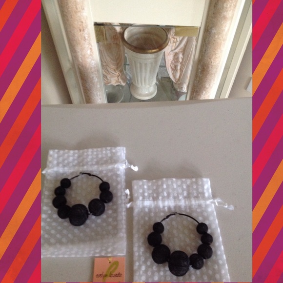 EVELYN LOZADA' COLLECTOR' SERIES HOOP EARRINGS - Picture 1 of 4