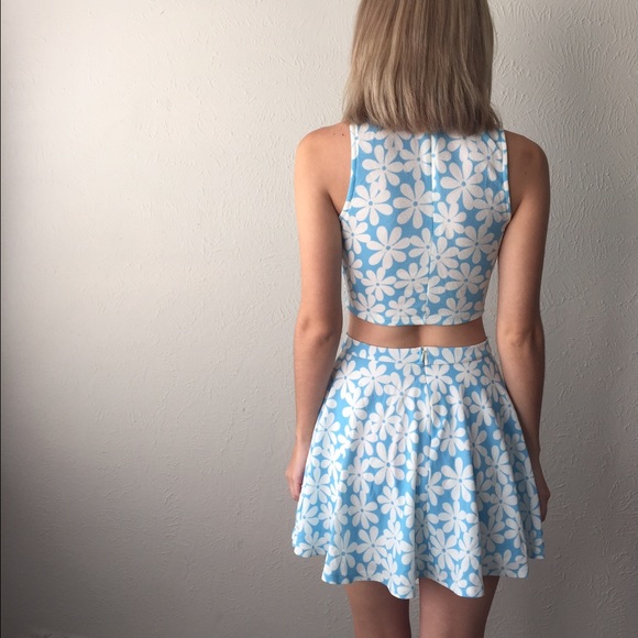 Baby Blue and White Daisy Two Piece Skirt Set - Picture 2 of 3