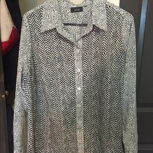 Patterned black and white long-sleeved blouse