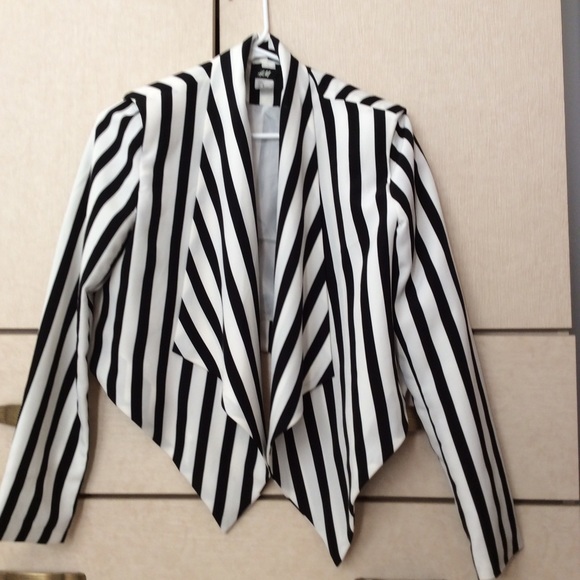 Cropped blazer worn two times