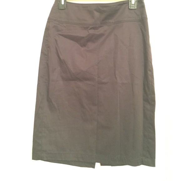 Black short skirt. 98% cotton.