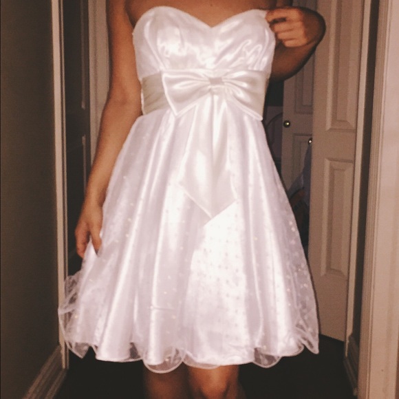 White sweetheart neckline cocktail dress bow mesh