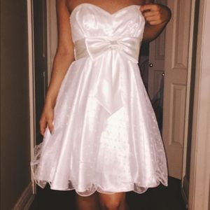 White sweetheart neckline cocktail dress bow mesh