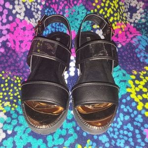 Mesh strap flat form sandals