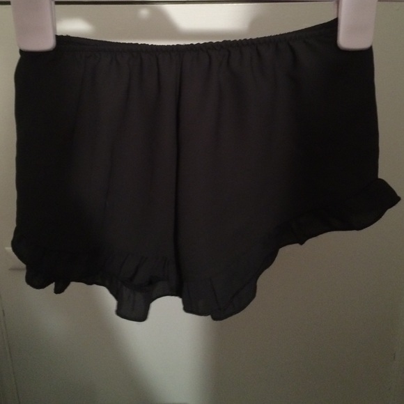 Brandy Melville ruffle shorts NEW!! Unworn
