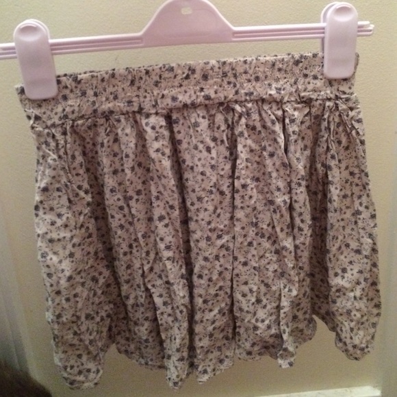gray brandy Melville floral skirt great condition