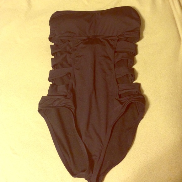 Gorgeous "cut" one piece bathing suit - Picture 1 of 3