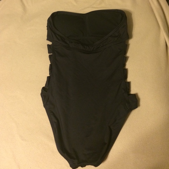 Gorgeous "cut" one piece bathing suit - Picture 2 of 3